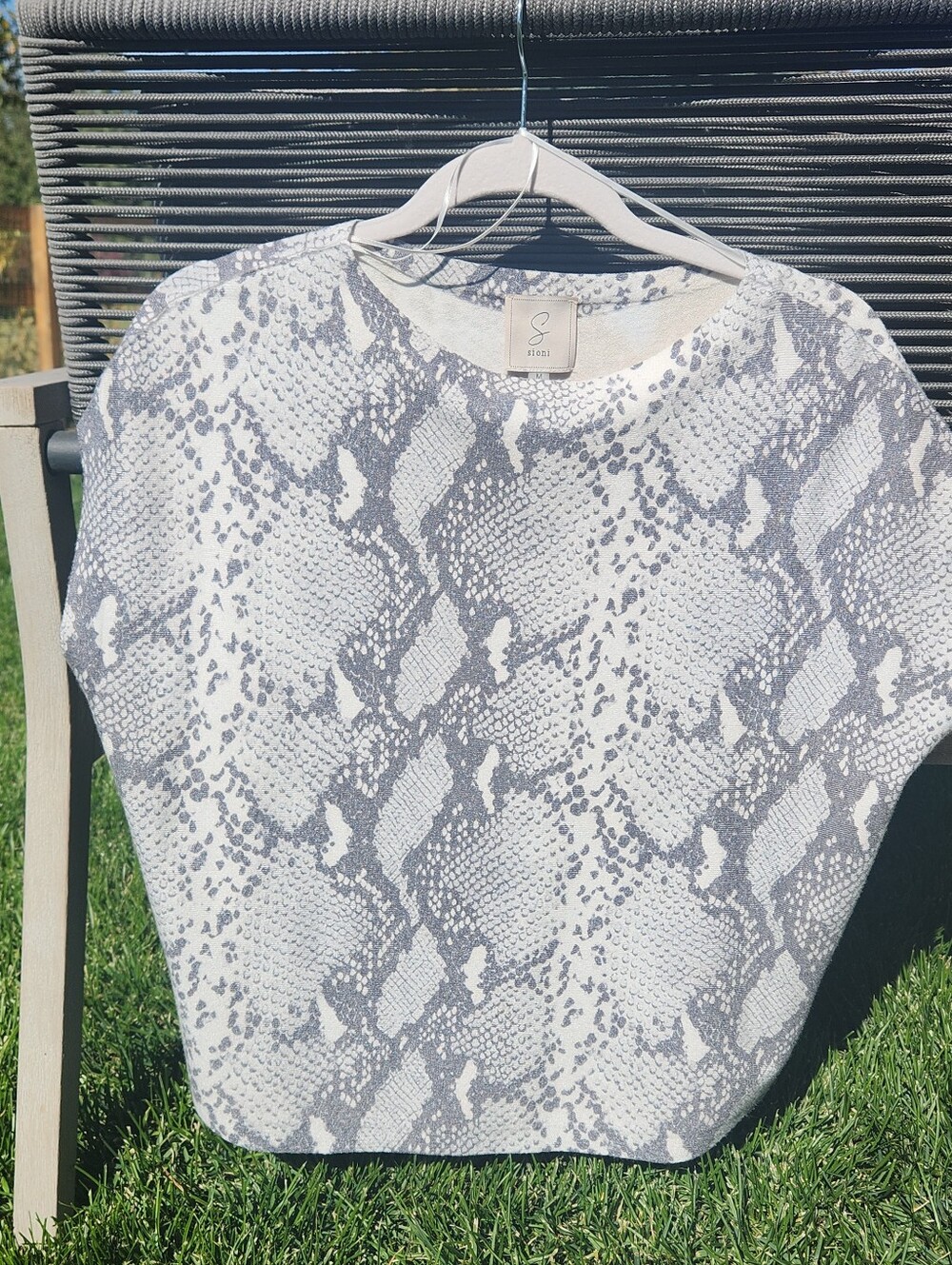 Sioni Women's Gray Snake-Print Short Sleeve Top